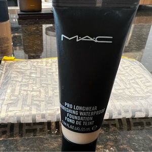 MAC Pro Longwear Nourishing Waterproof Foundation NC35
